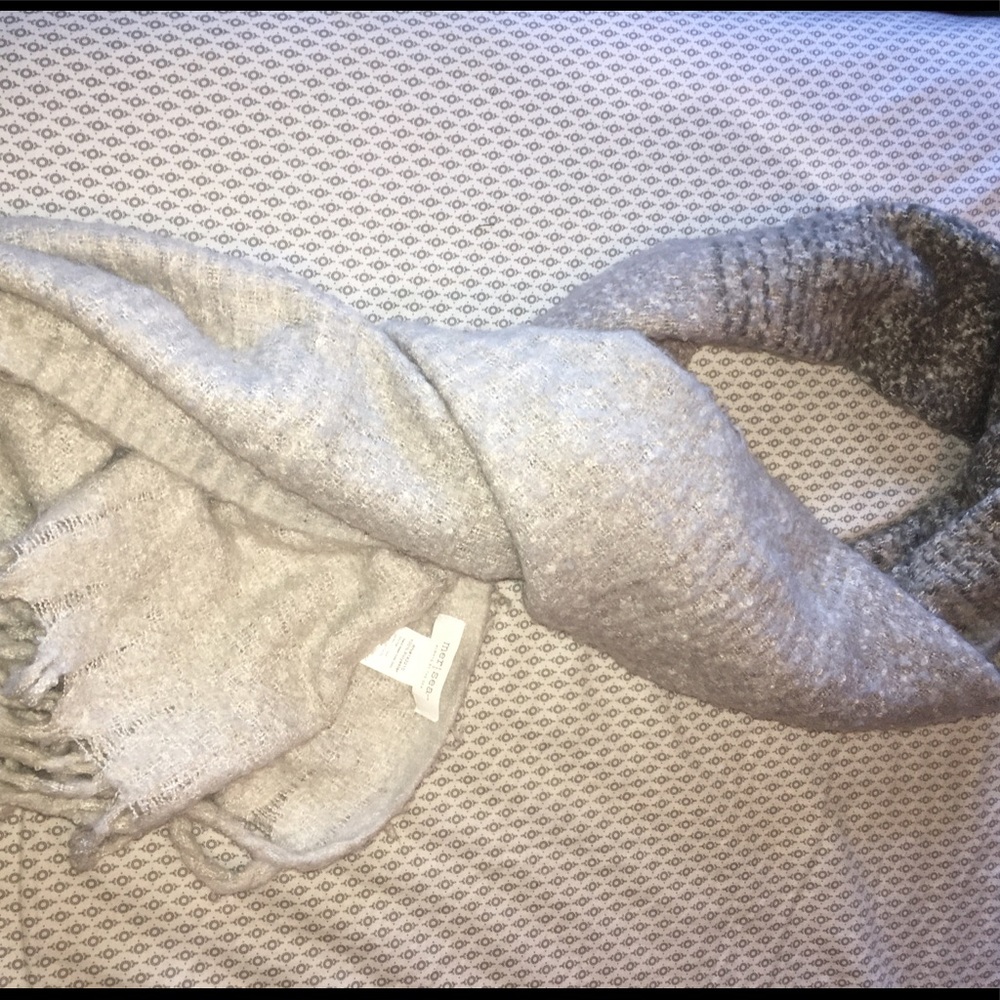 Women’s long grey scarf